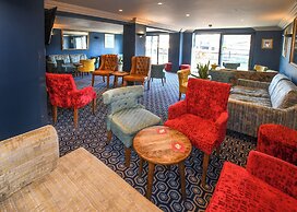The Queens Hotel & Victoria Cloisters
