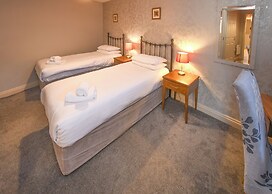 The Queens Hotel & Victoria Cloisters