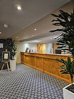 The Queens Hotel & Victoria Cloisters