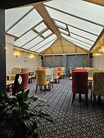 The Queens Hotel & Victoria Cloisters