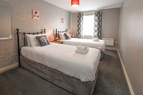 The Queens Hotel & Victoria Cloisters
