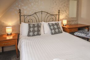 The Queens Hotel & Victoria Cloisters
