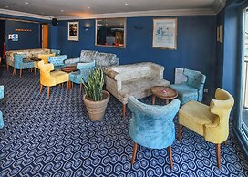 The Queens Hotel & Victoria Cloisters