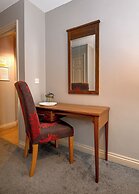 The Queens Hotel & Victoria Cloisters