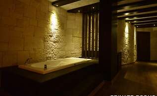 Manaspark Deluxe Hotel