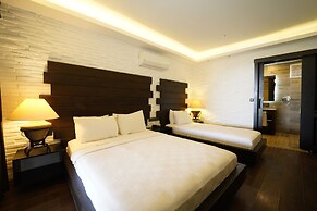 Manaspark Deluxe Hotel