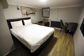 Zendy Suite Hotel