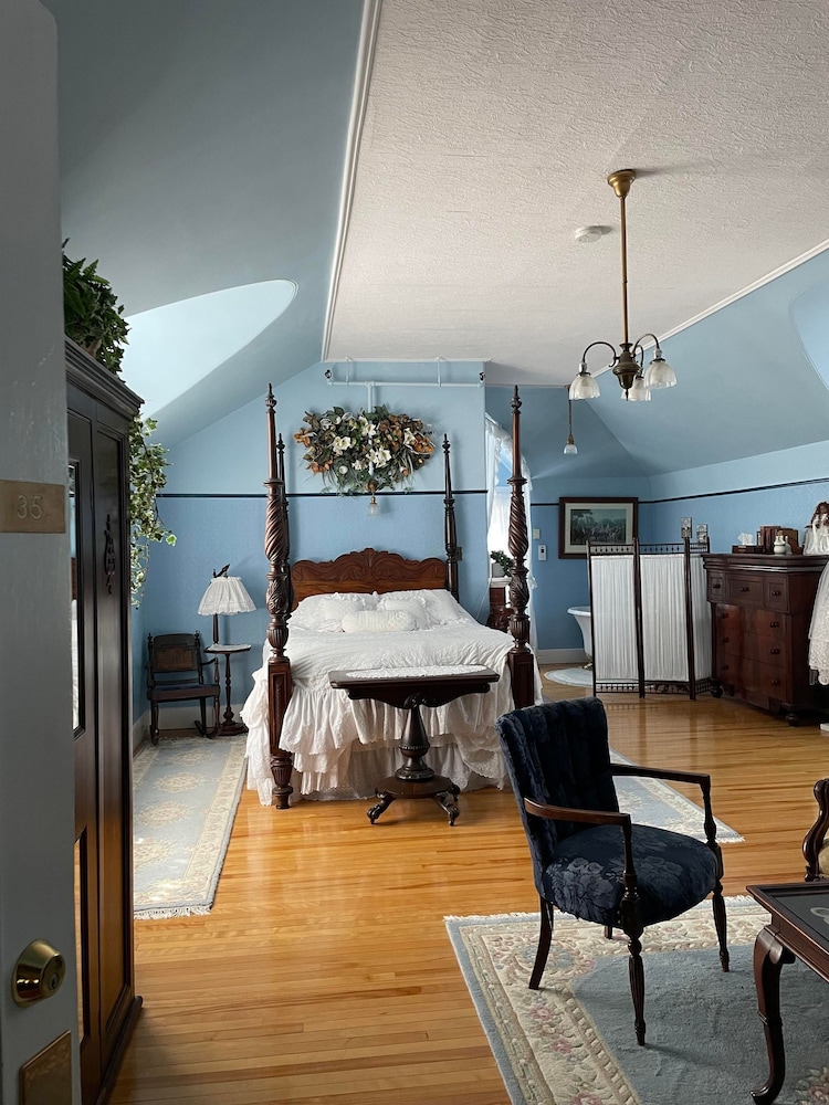 Marshlands Inn