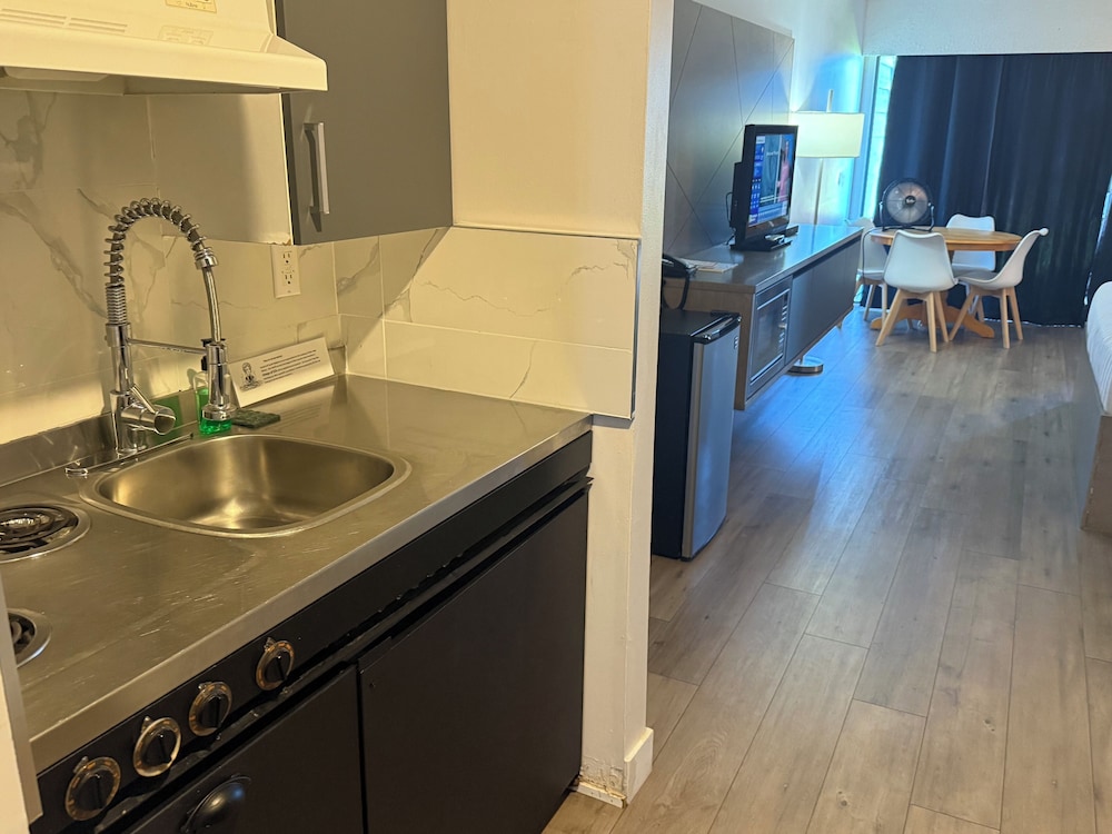 Sand Pebbles Inn