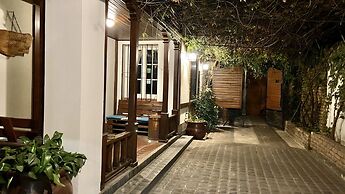 Gorilla - Hostel