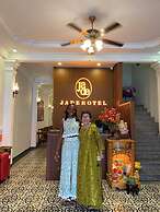 Jade Hotel