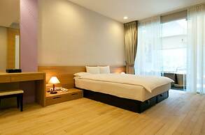 Lakeside Resort Hotel