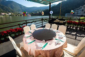 Lakeside Resort Hotel