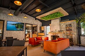 Vira Hotel & Suites