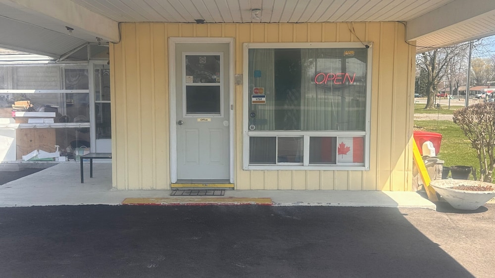 Colonial Motel