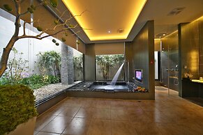 Han Guan Motel