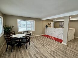Econo Lodge Inn & Suites