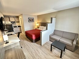 Econo Lodge Inn & Suites