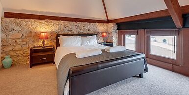 HILLS FARM STAYS