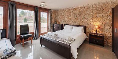 HILLS FARM STAYS