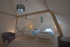 HILLS FARM STAYS