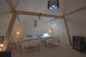 HILLS FARM STAYS