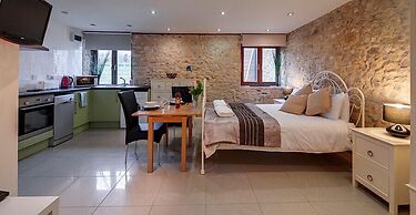 HILLS FARM STAYS