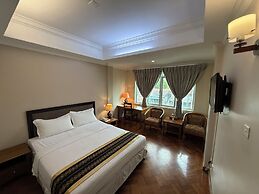 Grand Laurel Hotel