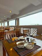 Grand Laurel Hotel