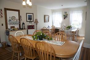 Candlebay Inn