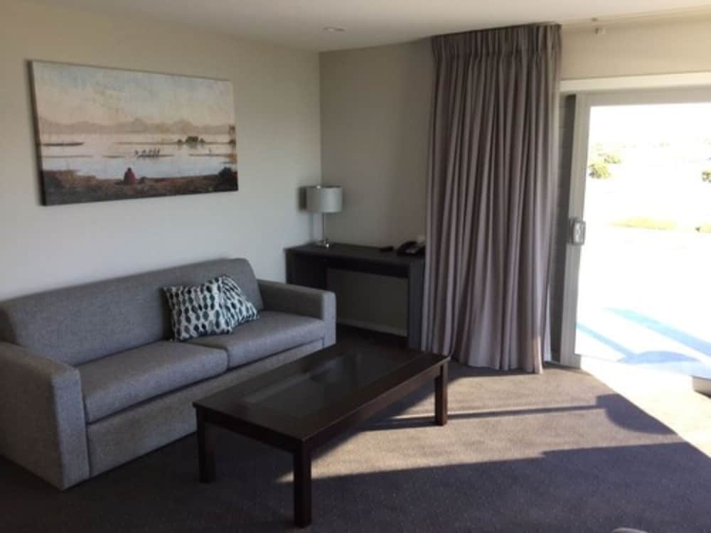 East Pier Hotel