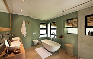 Mhondoro Safari Lodge & Villa