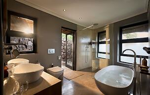 Mhondoro Safari Lodge & Villa