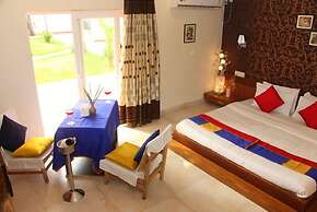Paparazzi Resort