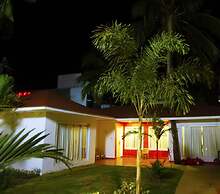 Paparazzi Resort