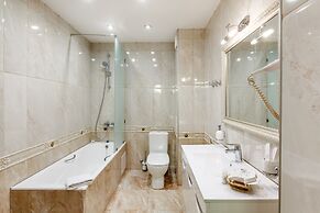 Carat Hotel