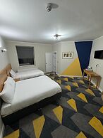 OYO Weaste Hotel