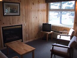Colonial Bay Motel and Cottages