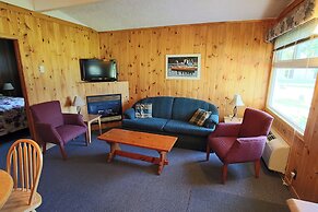 Colonial Bay Motel and Cottages