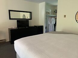 Colonial Bay Motel and Cottages