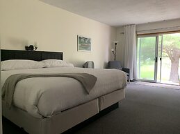 Colonial Bay Motel and Cottages