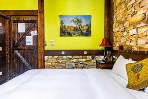 Provence Rose Lodge in Ching Jing