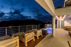 Head over Hills Luxury Retreat