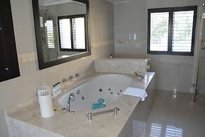 Head over Hills Luxury Retreat