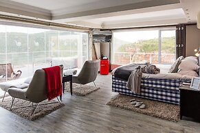 Head over Hills Luxury Retreat