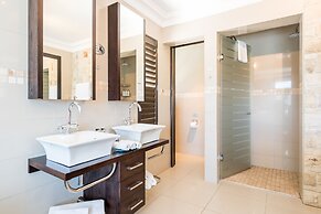 Head over Hills Luxury Retreat