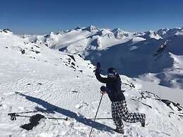 Belle Neige Suites- Whistler