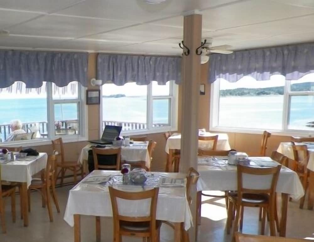 Baybreeze Restaurant and Motel