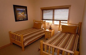 Sullivan Stone Lodge by Rocky Now