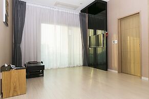 Rich Hotel